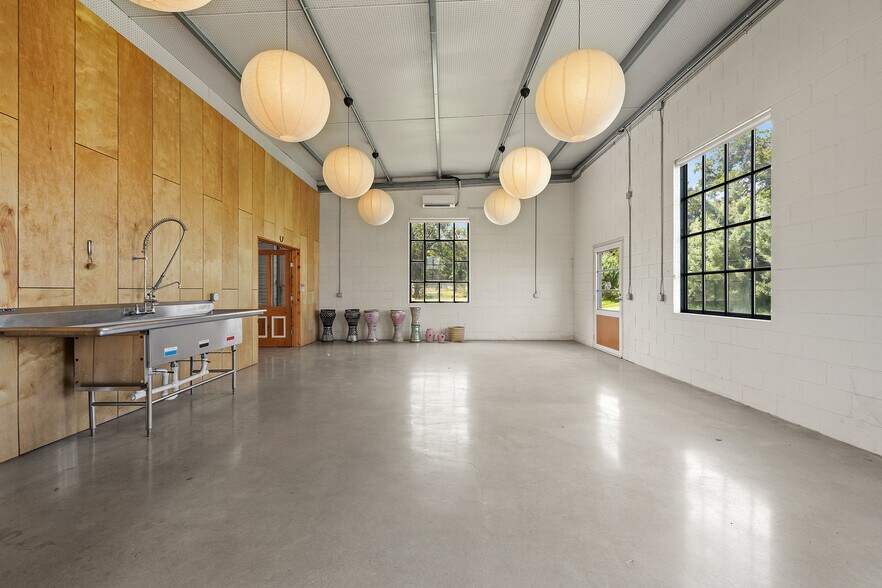 More Photos Of 404 Nugent ave, Johnson City Flex For Sale