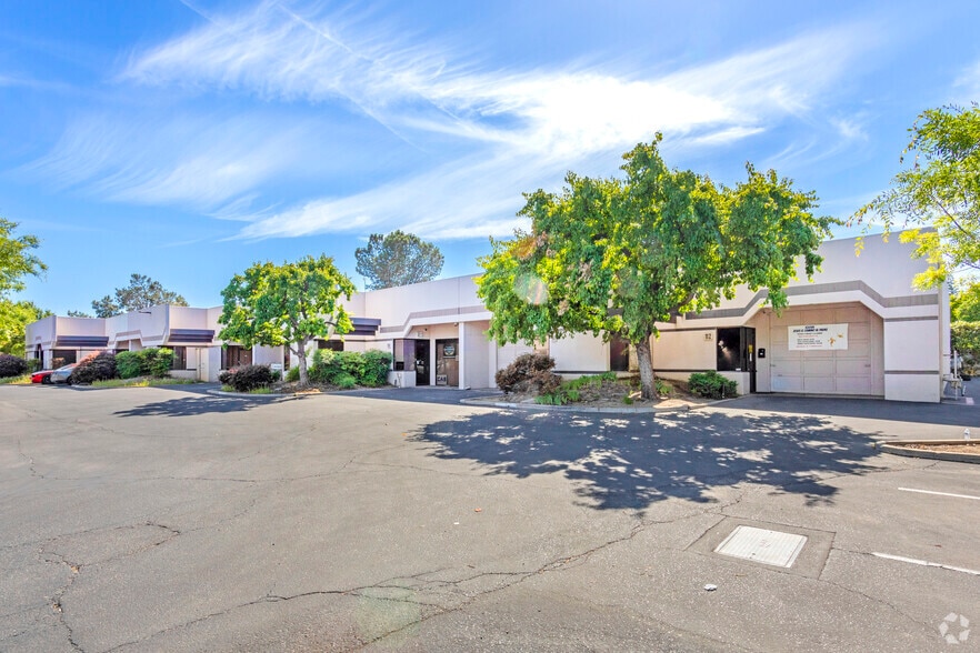 More Photos Of 1945 N Fine Ave, Fresno Flex For Lease