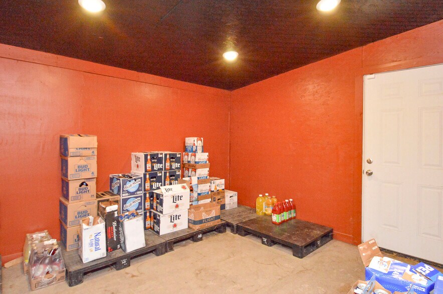 More Photos Of 402 W Deck St, New Douglas General Retail For Sale