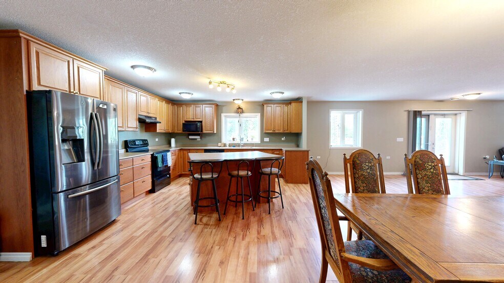 More Photos Of 40446 AB-56, Rochon Sands Service For Sale