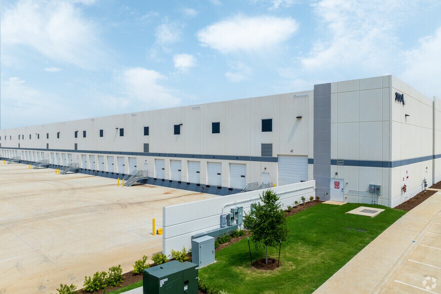 More Photos Of 2100 Chisholm Trail Rd, Round Rock Distribution For Lease