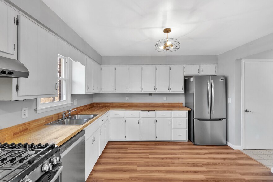 More Photos Of 1060 Pittsburgh Rd, Valencia Office Residential For Sale