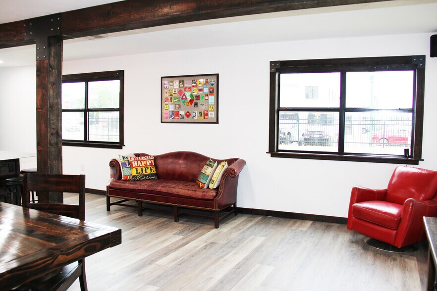 More Photos Of 98 Avenue A, Conroe General Retail For Lease
