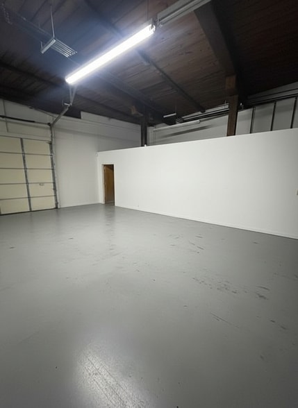 More Photos Of 901-965 Northwest Blvd, Winston-Salem Flex For Lease