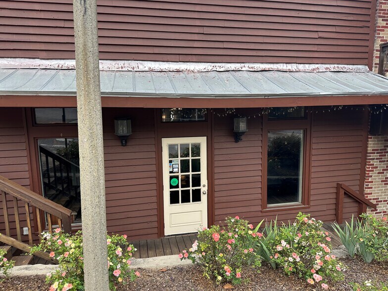 More Photos Of 4091 Helena Rd, Helena Restaurant For Lease