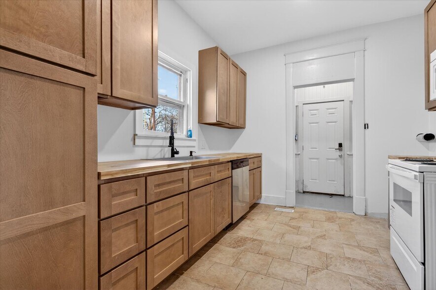 More Photos Of 822 S Johnstone Ave, Bartlesville Freestanding For Sale