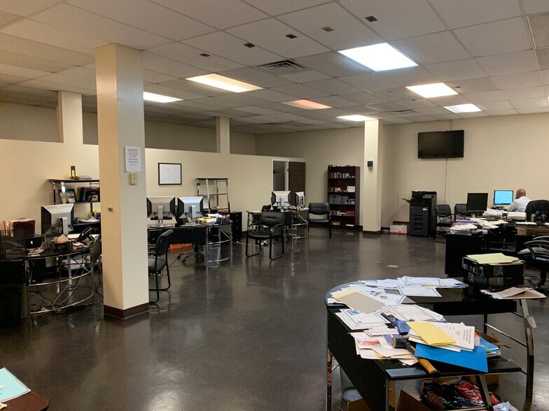 More Photos Of 1301 Memorial Dr, Baytown Warehouse For Sale