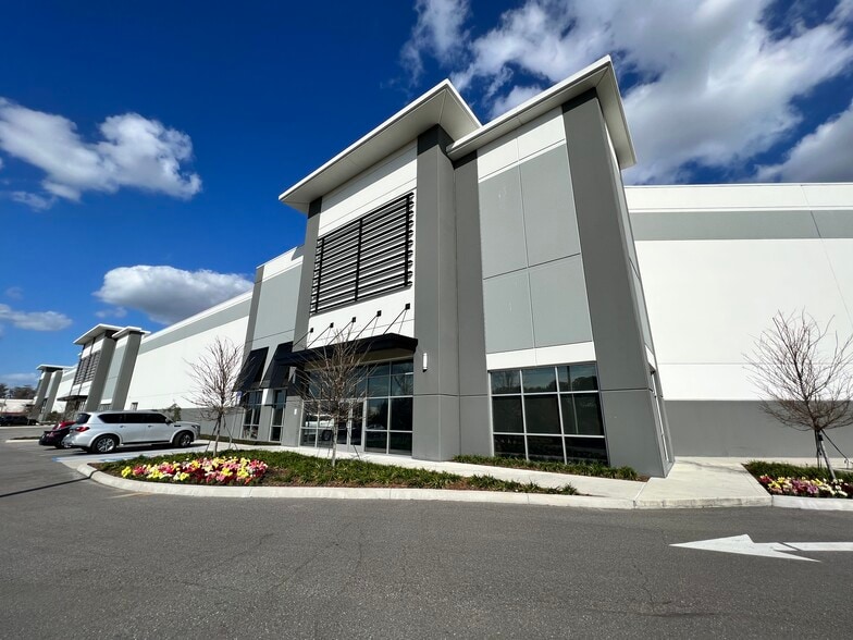 More Photos Of 3905 Center Loop, Orlando Unknown For Lease