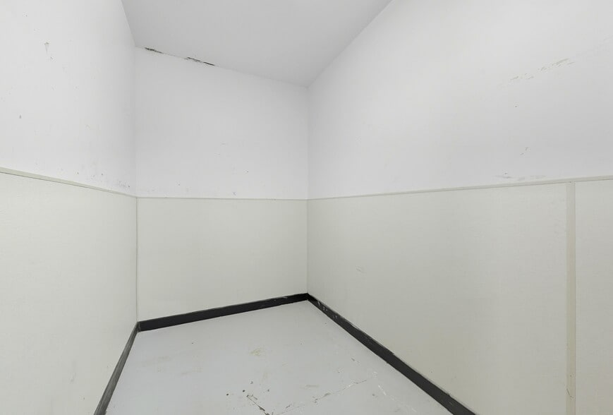 More Photos Of 508-514 Canterbury Rd, Kings Mountain Flex For Sale