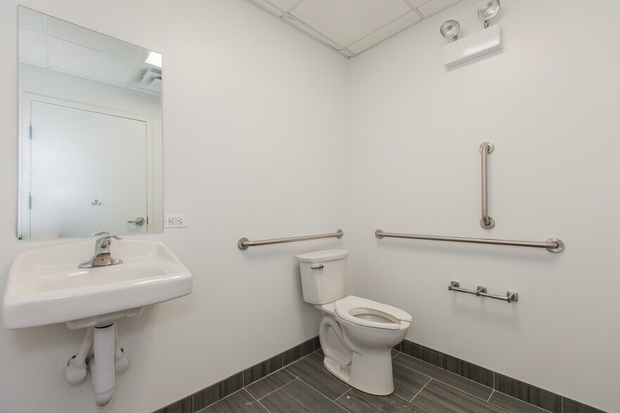More Photos Of 2901-2911 N Clark St, Chicago Storefront Retail Residential For Lease