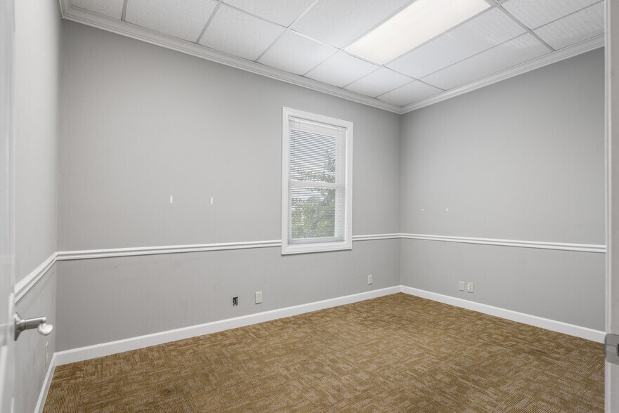 More Photos Of 133 Indian Lake Rd, Hendersonville Office For Lease