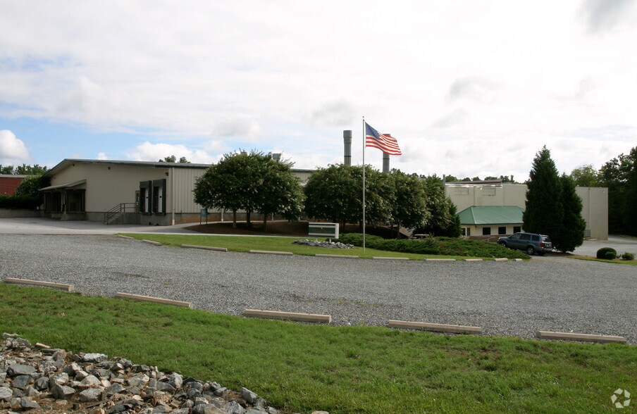 More Photos Of 100 E Newberry Ave, Liberty Manufacturing For Lease