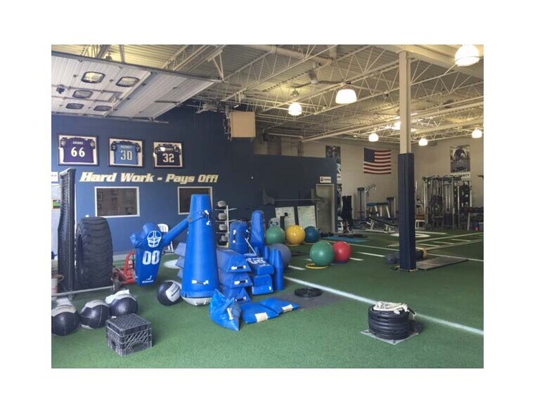 More Photos Of 260 W Crescent Ave, Allendale Warehouse For Lease