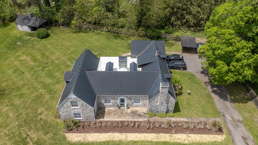 More Photos Of 8789 Seneca Trail South, Ronceverte Office For Sale