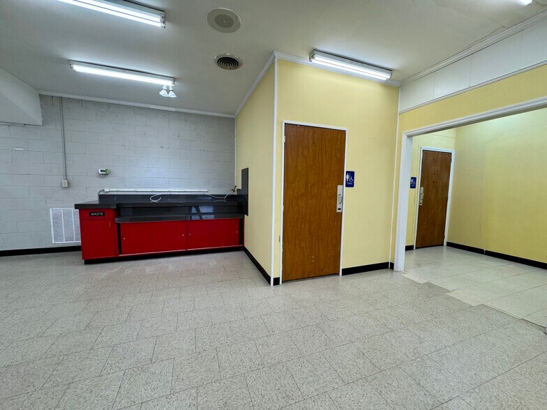 More Photos Of 1316-1320 W Danville St, South Hill Office For Lease