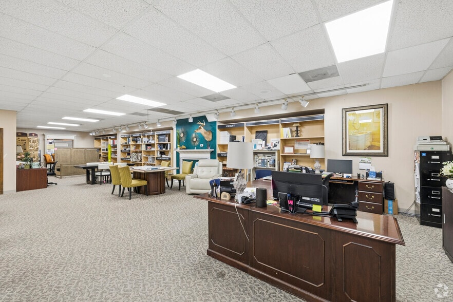 More Photos Of 1076 Sunset Blvd, West Columbia Showroom For Lease