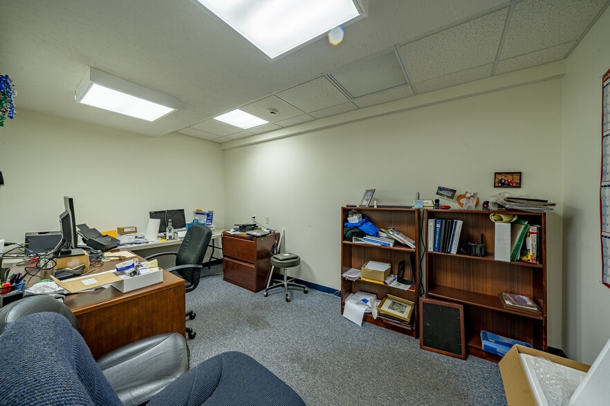 More Photos Of 353 Island Cottage Rd, Rochester Medical For Sale