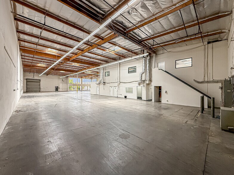More Photos Of 9420 Chivers Ave, Sun Valley Warehouse For Lease