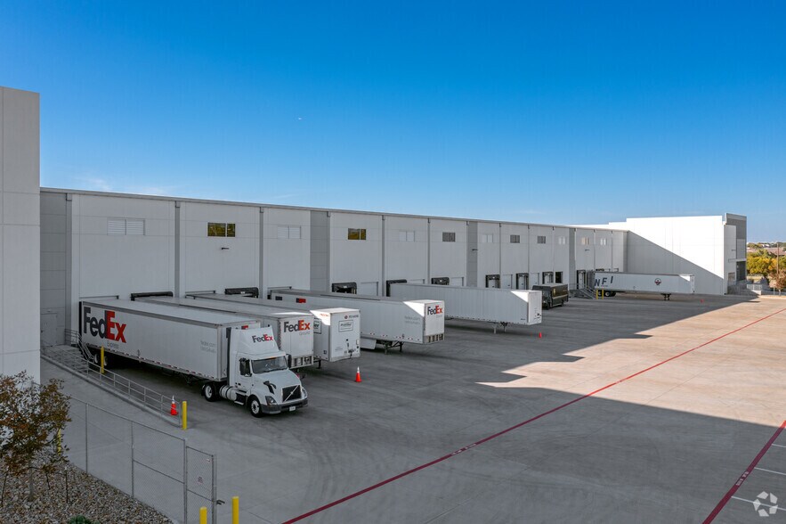 More Photos Of 3301 E Park Row Dr, Arlington Warehouse For Lease