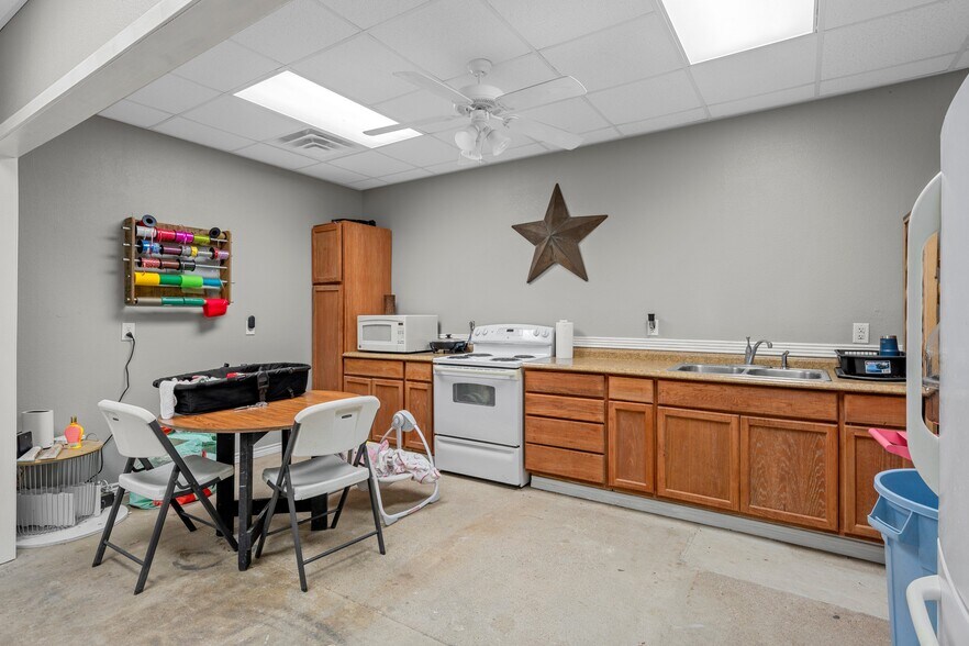 More Photos Of 219 Ave C, Rosebud General Retail For Sale