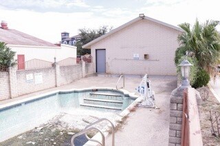 More Photos Of 1927 W Oaklawn Rd, Pleasanton Hotel For Sale