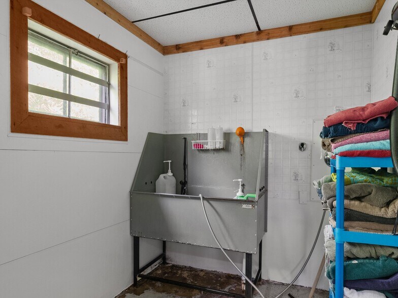 More Photos Of 4326 Michigan Ave, Manitowoc Freestanding For Sale