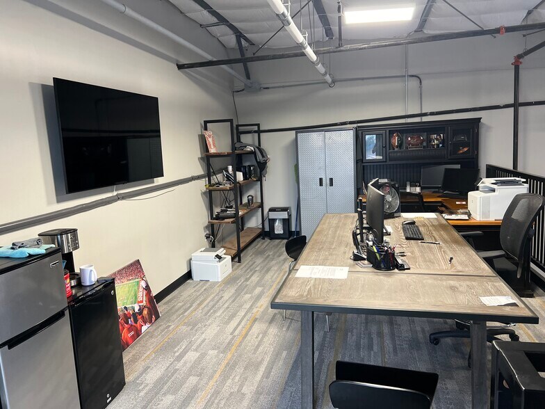 More Photos Of 2100 Double Creek Dr, Round Rock Showroom For Sale