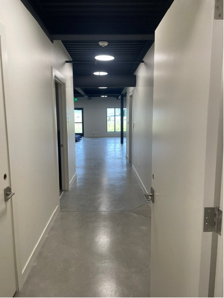 More Photos Of 4554 Forestdale Dr, Park City Showroom For Lease