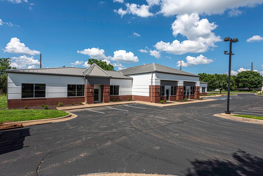 More Photos Of 5501 Pinnacle Point Dr, Rogers Office For Lease