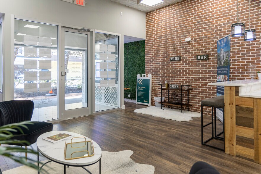 More Photos Of 1433 Main St, Sarasota Storefront For Lease