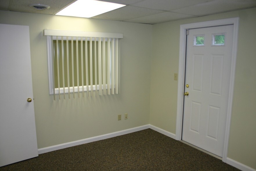 More Photos Of 12 Parmenter Rd, Londonderry Medical For Lease