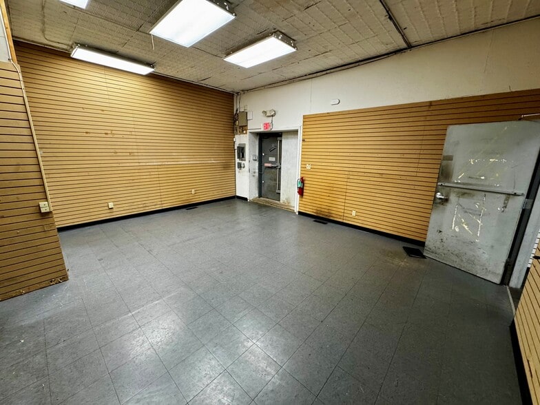 More Photos Of 900 Westport Rd, Kansas City Storefront Retail Office For Lease