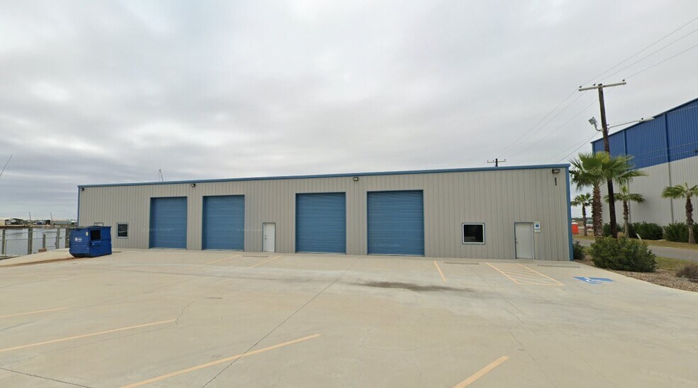 More Photos Of 112-120 Cove Harbor North, Rockport Warehouse For Lease