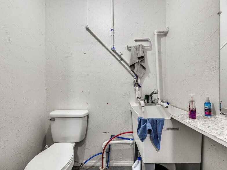 More Photos Of 212 W Main St, Shawnee Storefront Retail Office For Lease