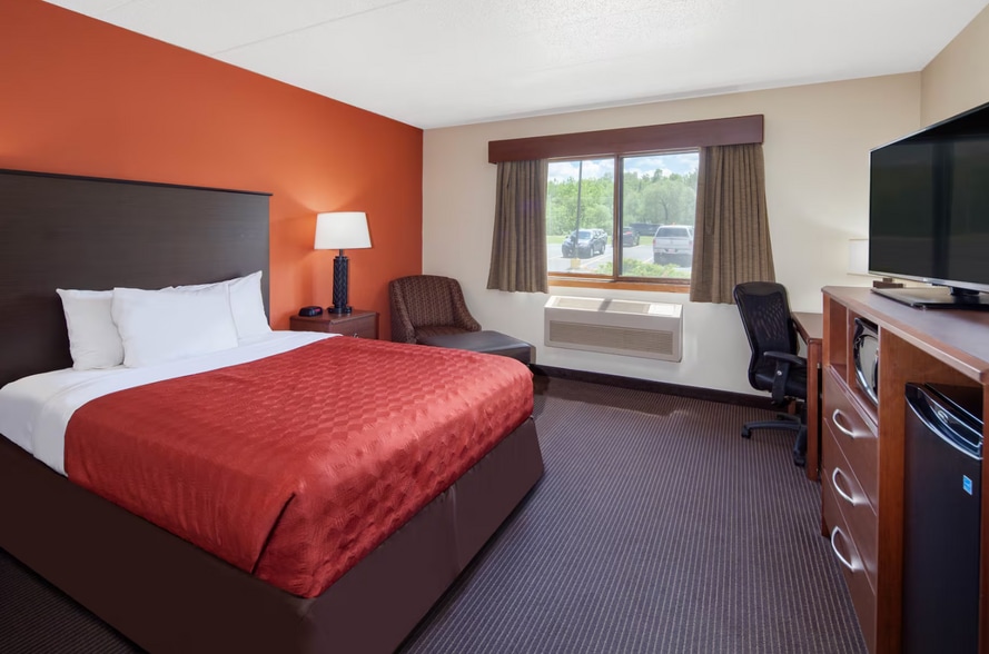 More Photos Of 3009 Lakeshore Dr E, Ashland Hotel For Sale