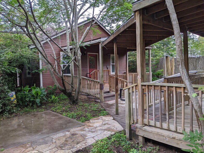 More Photos Of 500 Mason St, Tomball General Retail For Lease