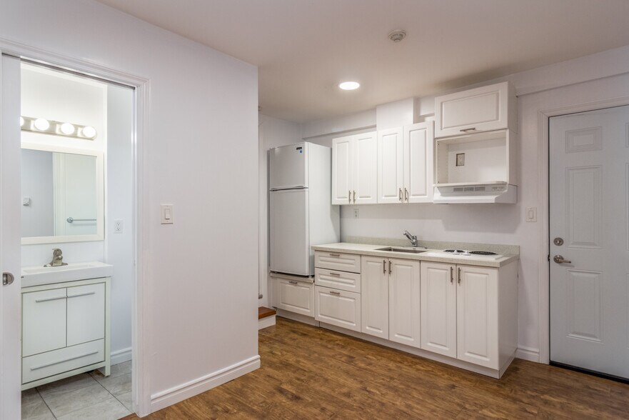 More Photos Of 3263 Lake Shore Blvd W, Toronto Dormitory For Sale