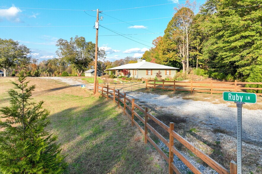 More Photos Of 5662 Cemetery Rd, Lula Land For Lease