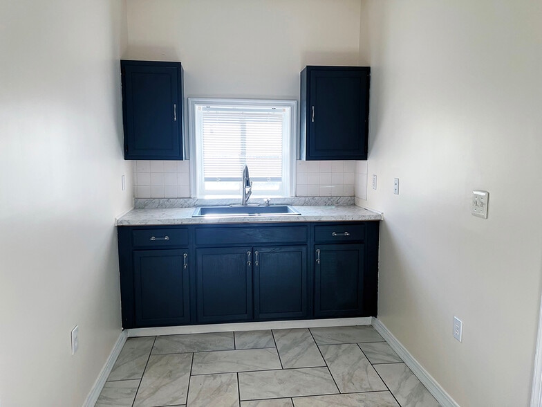 More Photos Of 4702-4704 Dupont Pky, Townsend Freestanding For Lease