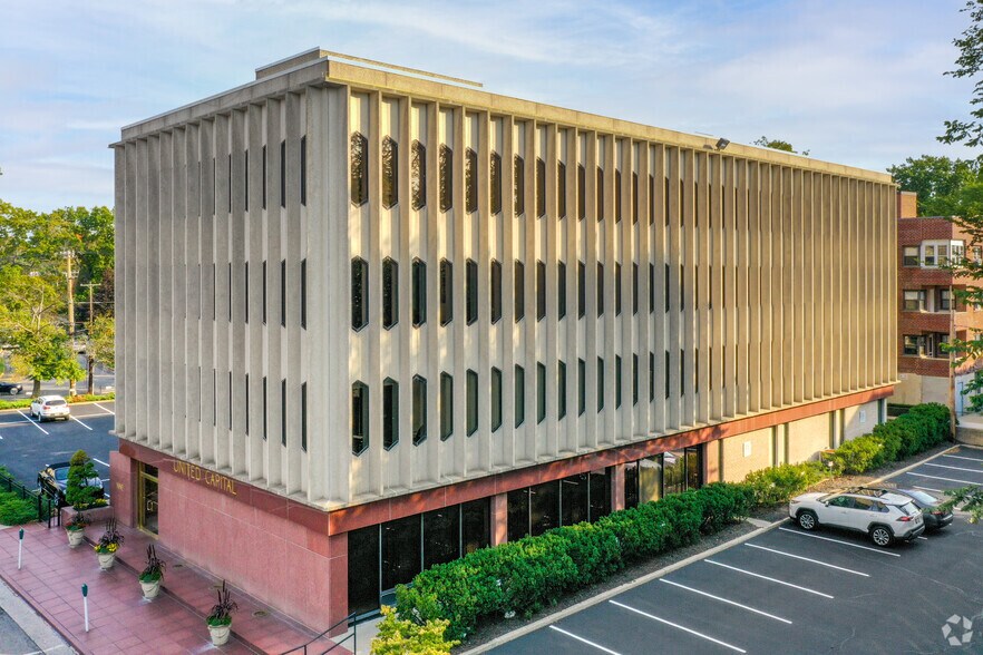 Primary Photo Of 9 Park Pl, Great Neck Office For Lease