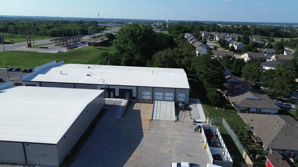 More Photos Of 14901-14903 US 169, Smithville General Retail For Lease