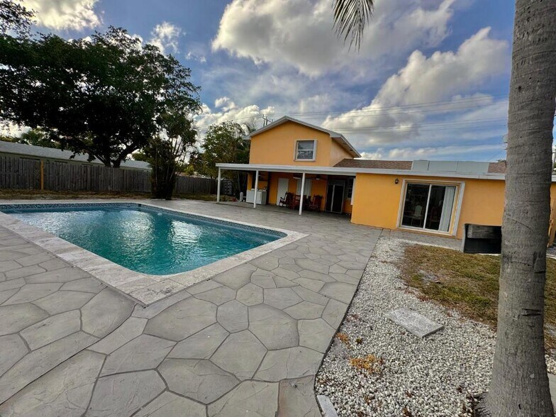 More Photos Of 1123 18th Ave N, Lake Worth Beach Specialty For Sale