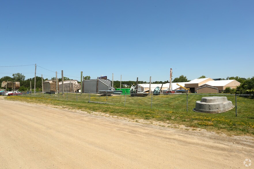 More Photos Of 3090 W Cook Rd, Grand Blanc Showroom For Sale