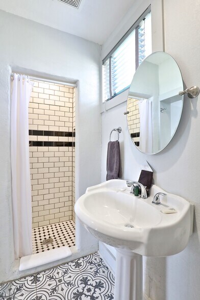 More Photos Of 2710 S Commercial Ave, Coleman Hotel For Sale