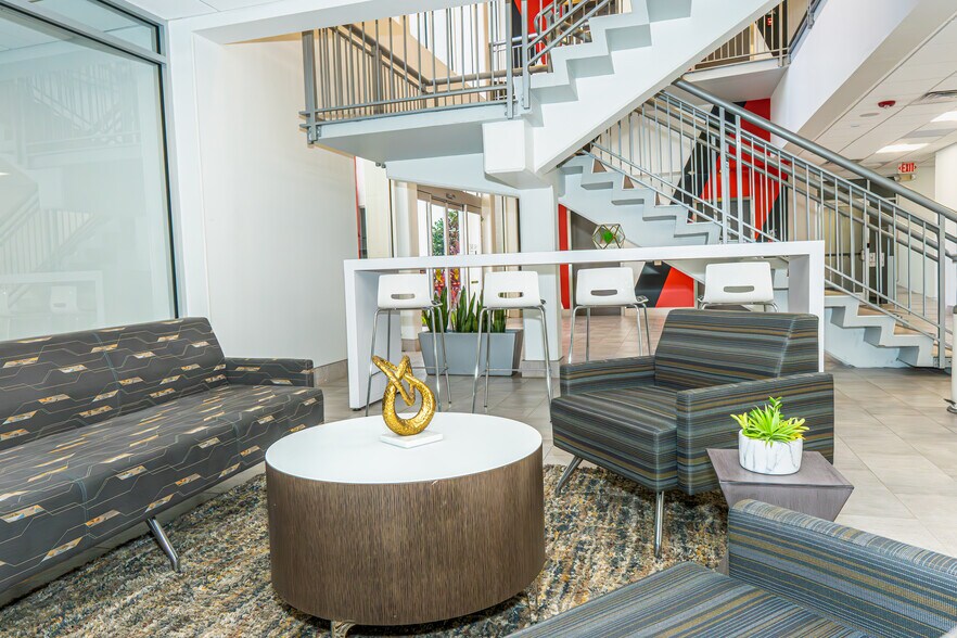 More Photos Of 3733 University Blvd W, Jacksonville Office For Lease