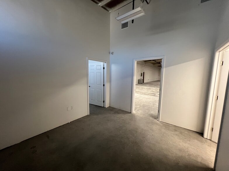 More Photos Of 3850 Broadway Pl, Los Angeles Warehouse For Sale