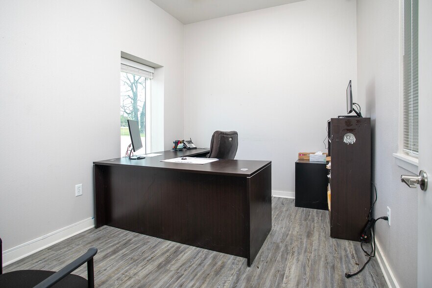 More Photos Of 9854 US Highway 271, Tyler Warehouse For Sale