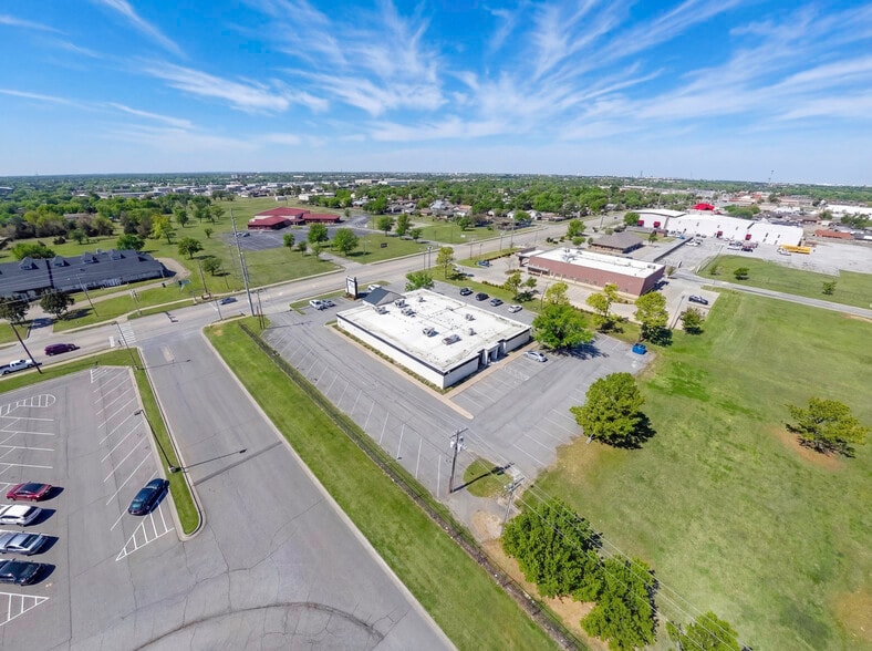 More Photos Of 400 N Eastern Ave, Moore Medical For Sale