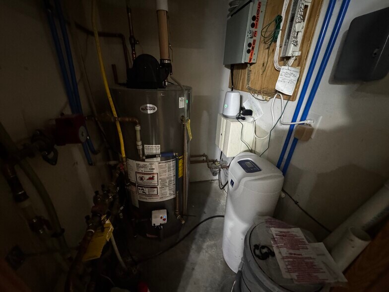 More Photos Of 5051 E University Ave, Pleasant Hill Freestanding For Sale