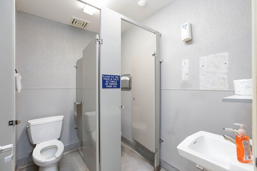 More Photos Of 872 E Sahara Ave, Las Vegas Medical For Lease